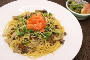 スモークサーモンと茸の和風スパ