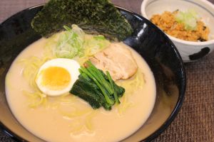 豚骨醤油ラーメン(辛ミンチご飯付)